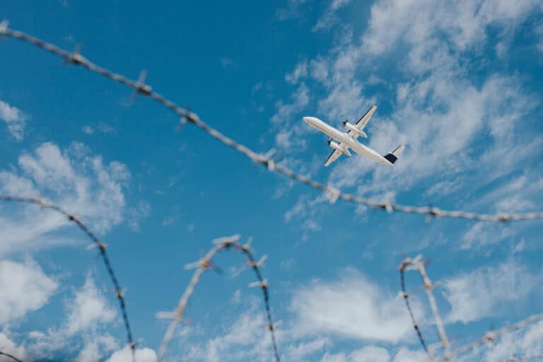Jueza ordena regresar inmigrante deportado por error