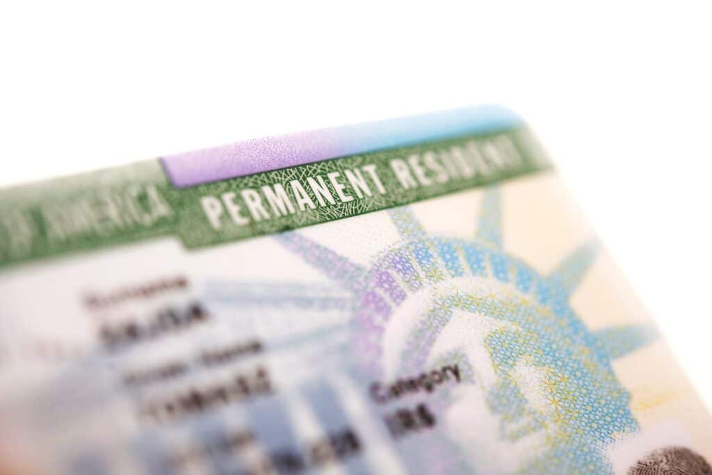 La residencia permanente (Green Card) te permite eventualmente conseguir la ciudadanía de Estados Unidos