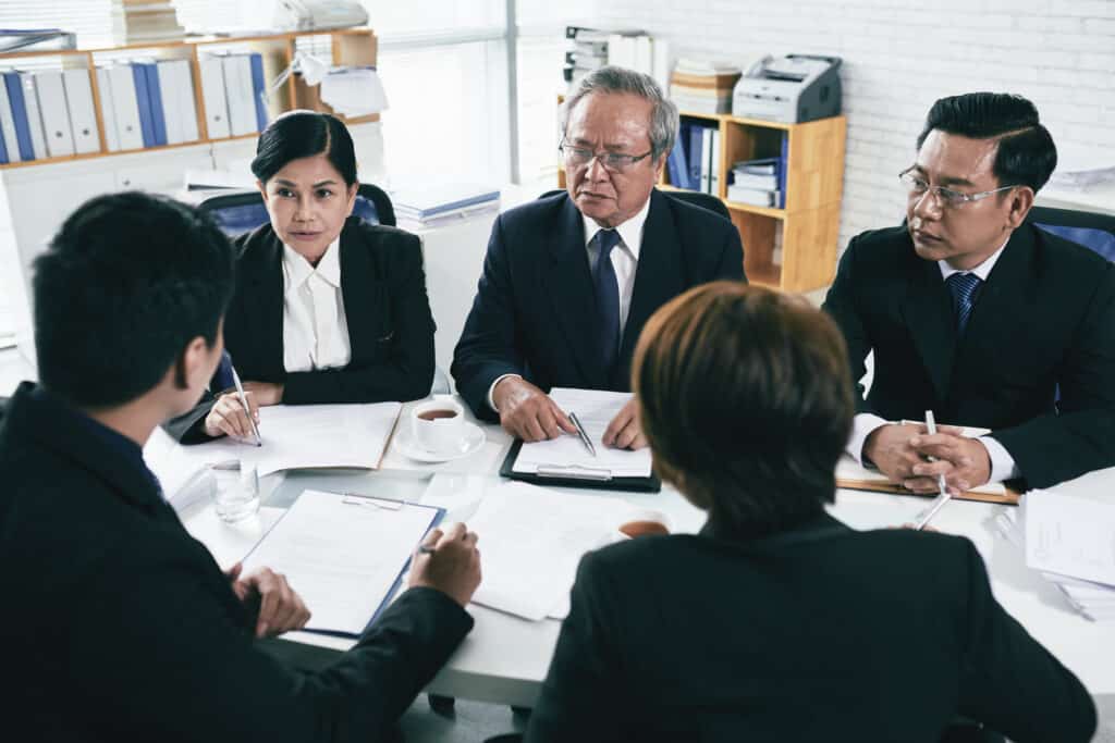 La mayoría de los casos no llegan a juicio porque los abogados negocian acuerdos extrajudiciales ("settlements")