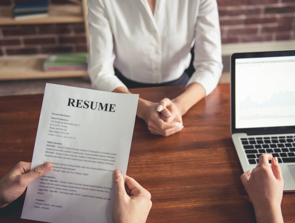 Para conseguir una visa de trabajo en Estados Unidos conviene adaptar el currículum al estilo americano
