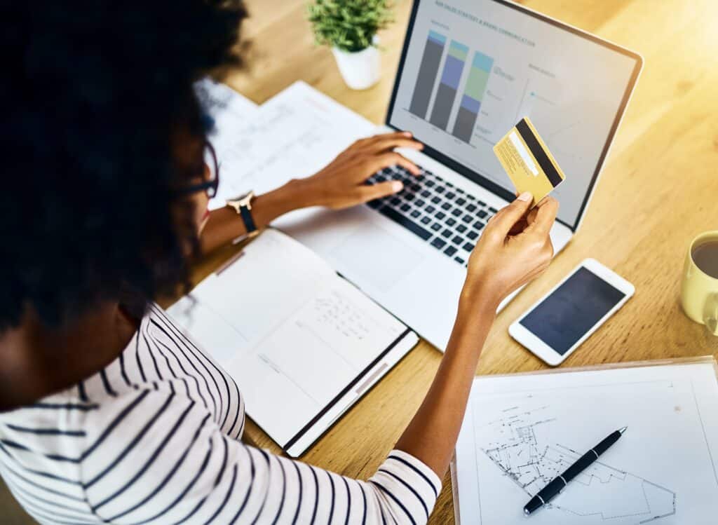Para constuir credit score desde cero es importante pagar las cuentas a tiempo
