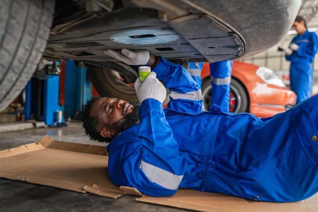 Conviene inspeccionar el auto con un mecanico si vas a comprar un auto usado en Estados Unidos