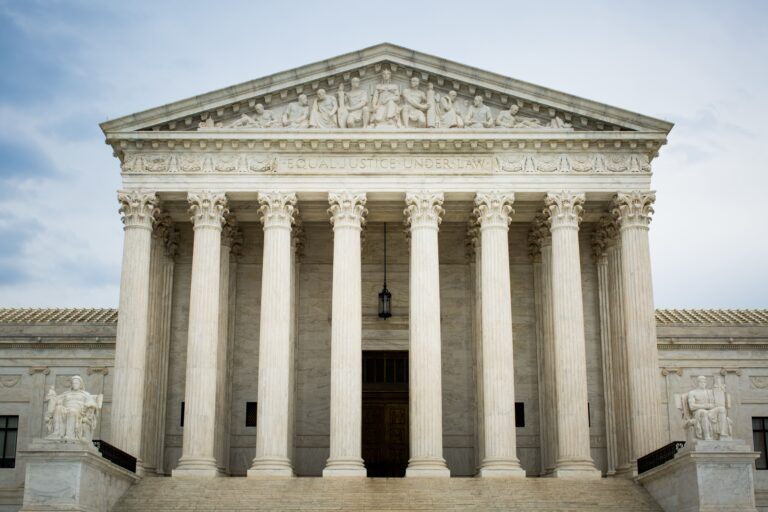 Corte Suprema limita poder de jueces federales para bloquear politicas de Trump sobre ciudadanía por nacimiento