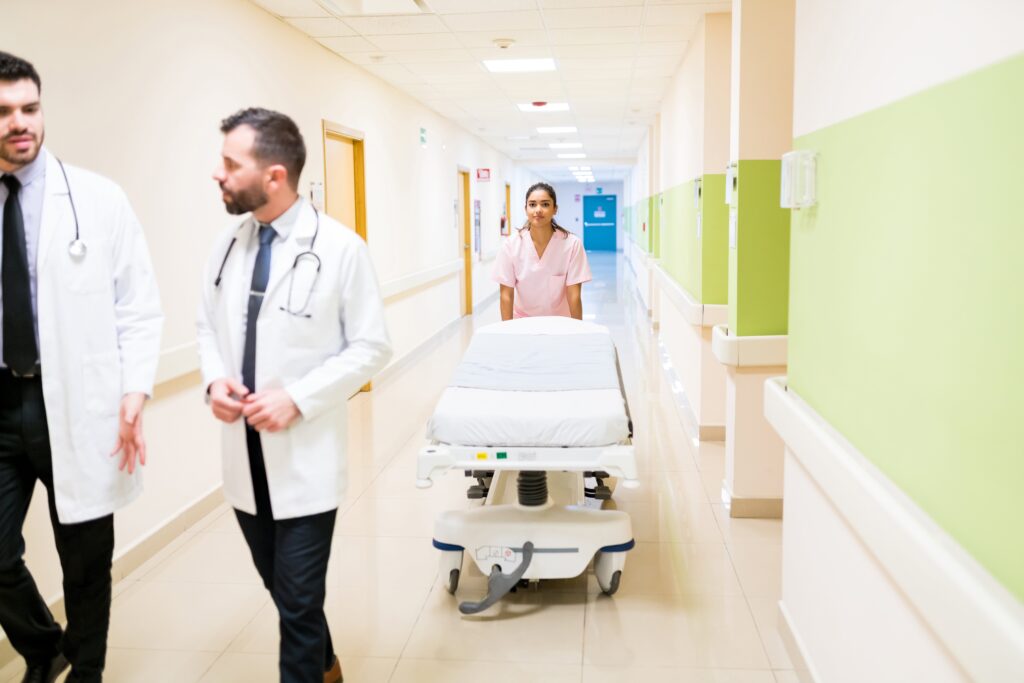 La mala praxis médica puede ser responsabilidad de medicos, enfermeros, dentistas, el hospital, etc.