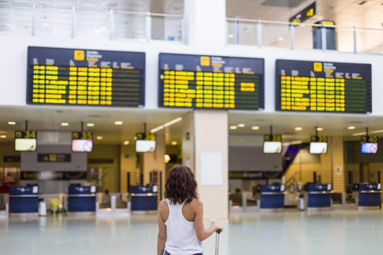 El advance parole es necesario para viajar si tienes trámites pendientes