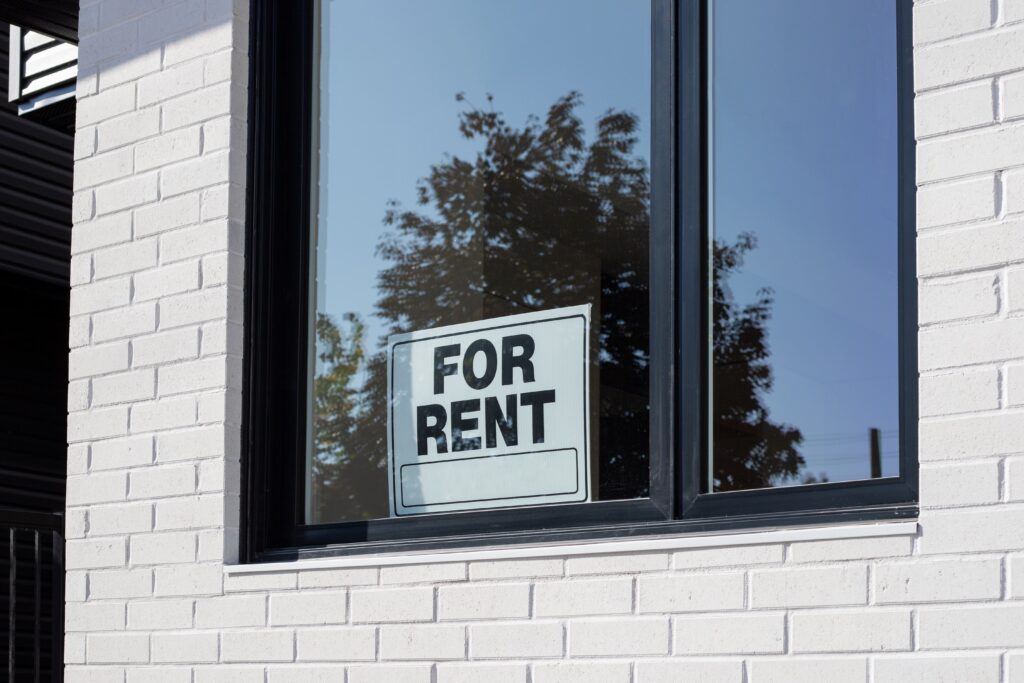 Además de buscar "rentar apartamento cerca de mi" recorre tu barrio