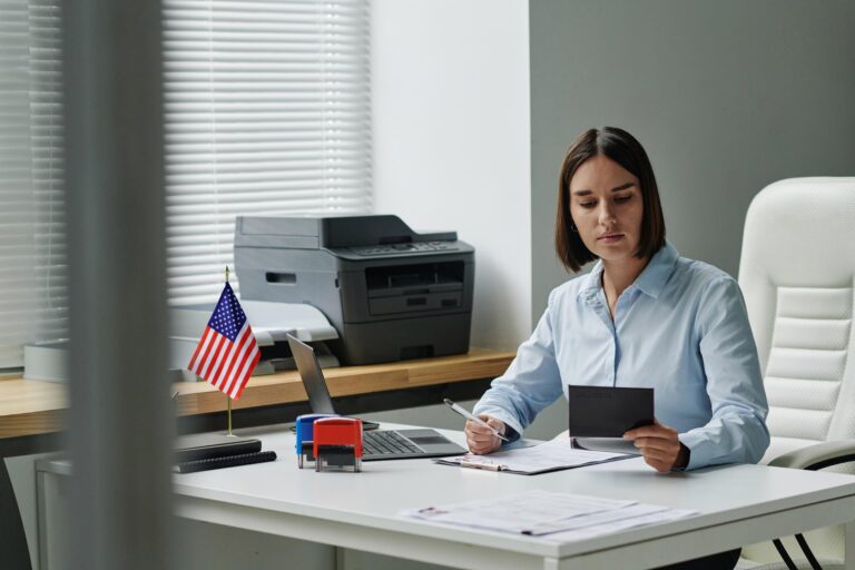 Ajuste de estatus como obtener la Green Card sin salir del país