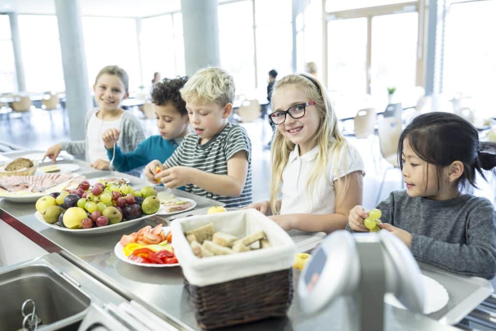 Hay programas de ayuda para el almuerzo escolar para familias de bajos recursos