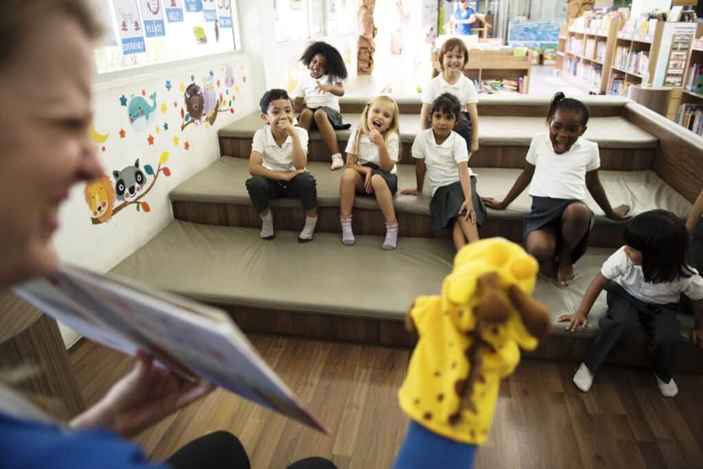 La educación primaria en Estados Unidos va desde jardín de infantes hasta el grado cinco o seis