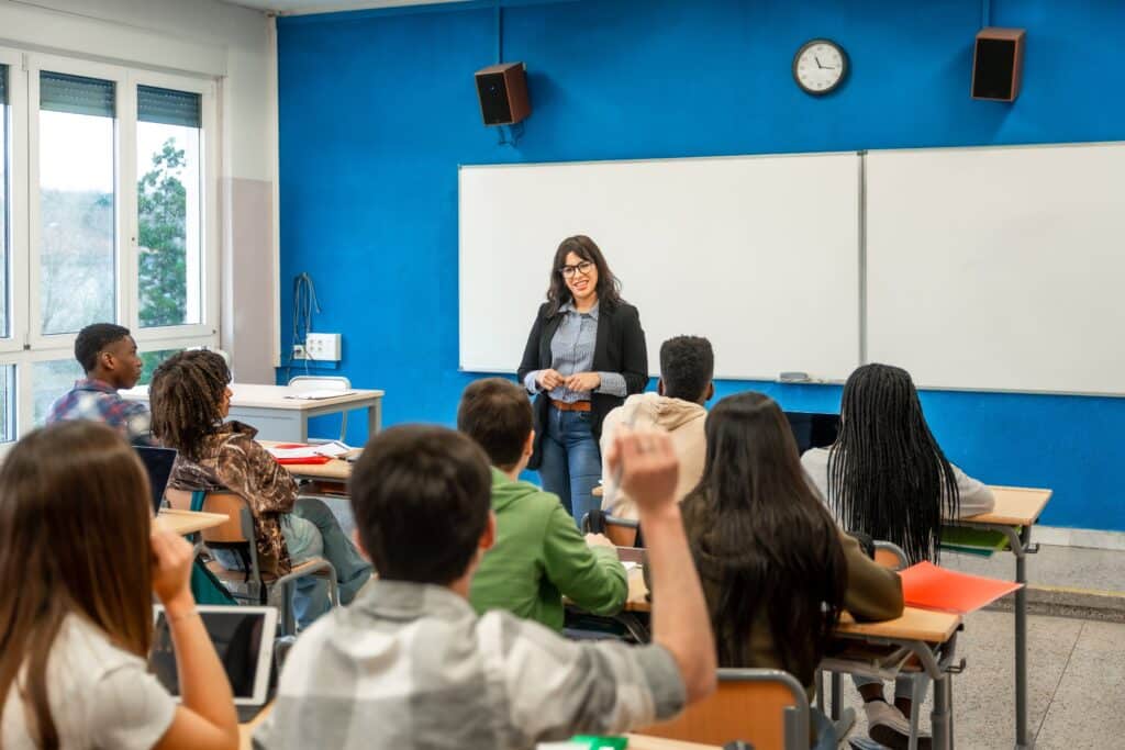 El sistema escolar estadounidense incluye cursos de preparación para la universidad y escuelas comunitarias