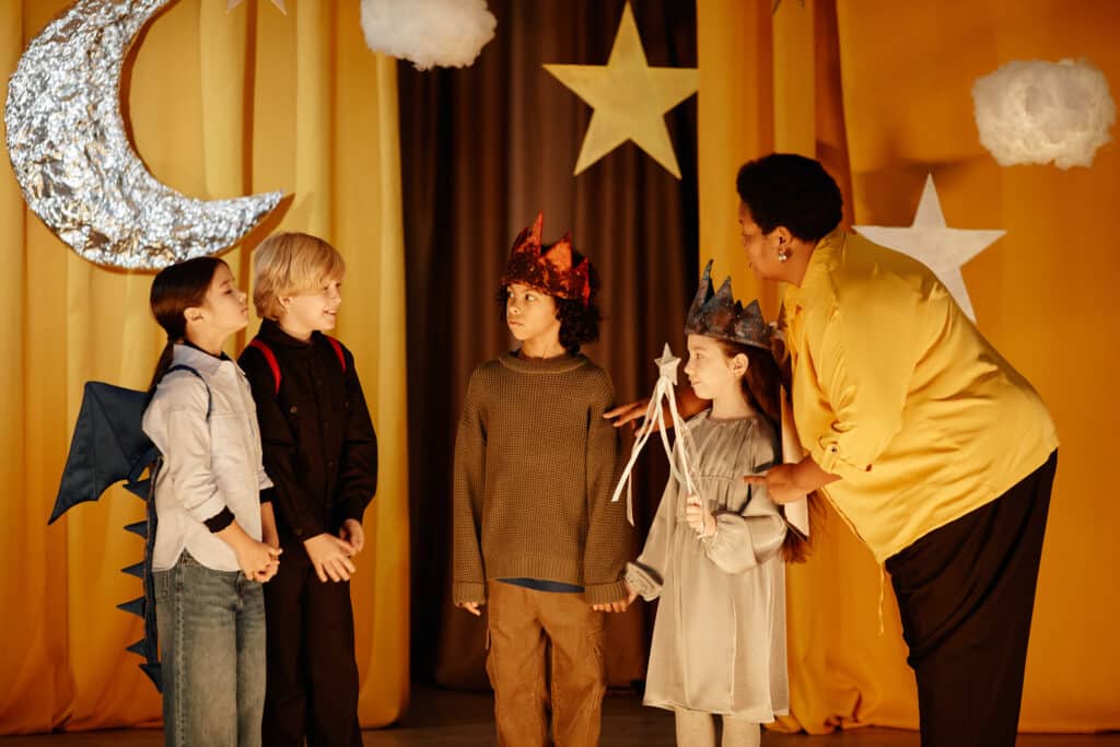 Las escuelas de Estados Unidos ofrecen actividades extracurriculares como clubes o teatro