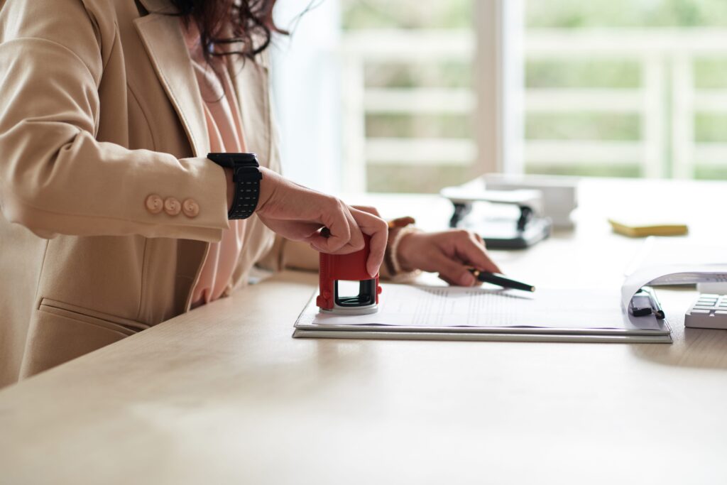 El notario público en Latinoamérica tiene distintas funciones que el notary public en USA