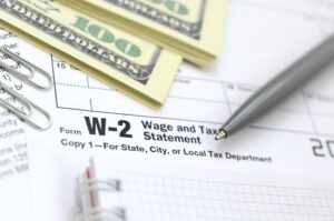 El formulario W-2 sirve por impuestos y por trámites migratorios