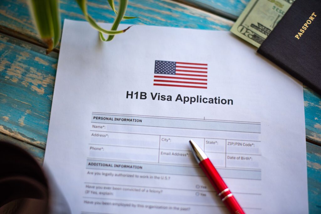 Para los nuevos solicitantes de la visa H-1B se exige el pago de una tarifa de 100.000 dólares