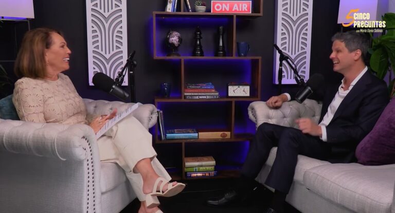 Entrevista en podcast Cinco Preguntas de María Elena Salinas