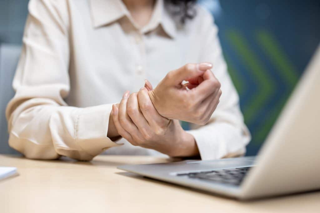 El síndrome de túnel carpiano es una condición relacionada con el trabajo que merece compensación