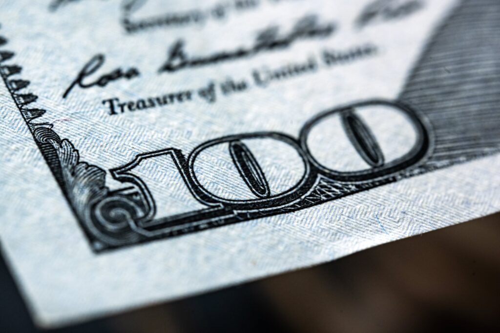 Jueza bloquea temporalmente nueva tarifa anual de asilo