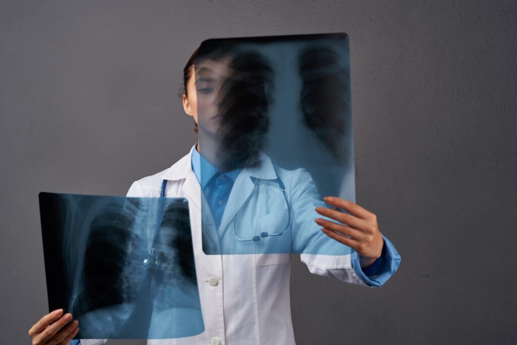 La evidencia de lesiones físicas, tratamientos médicos, radiografías, medicamentos, etc. es importante como evidencia