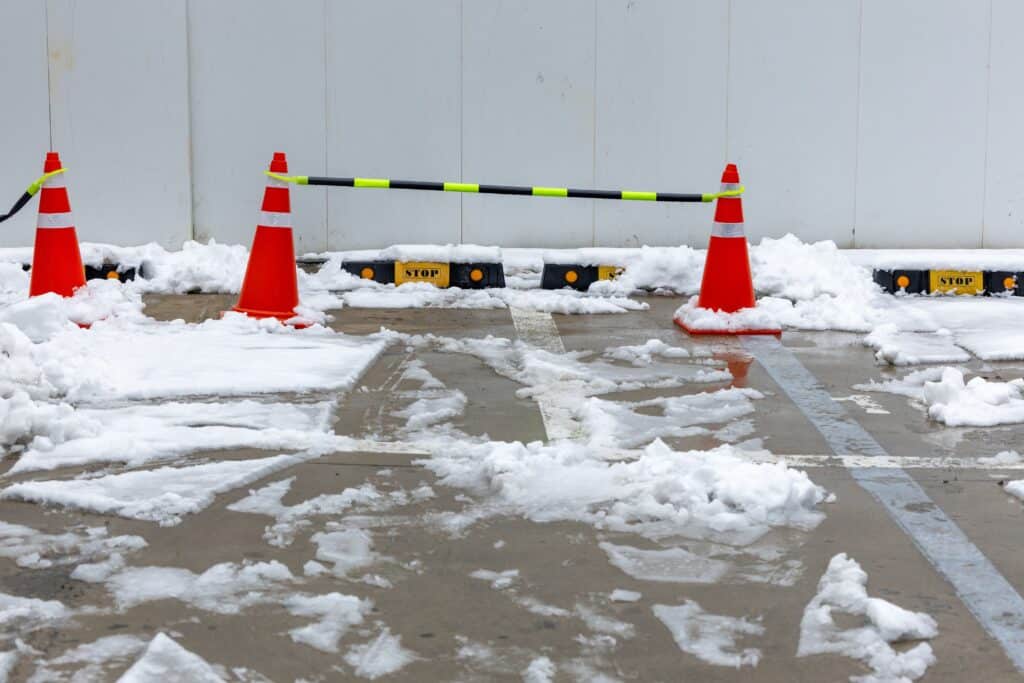 Daño por nieve en estacionamiento