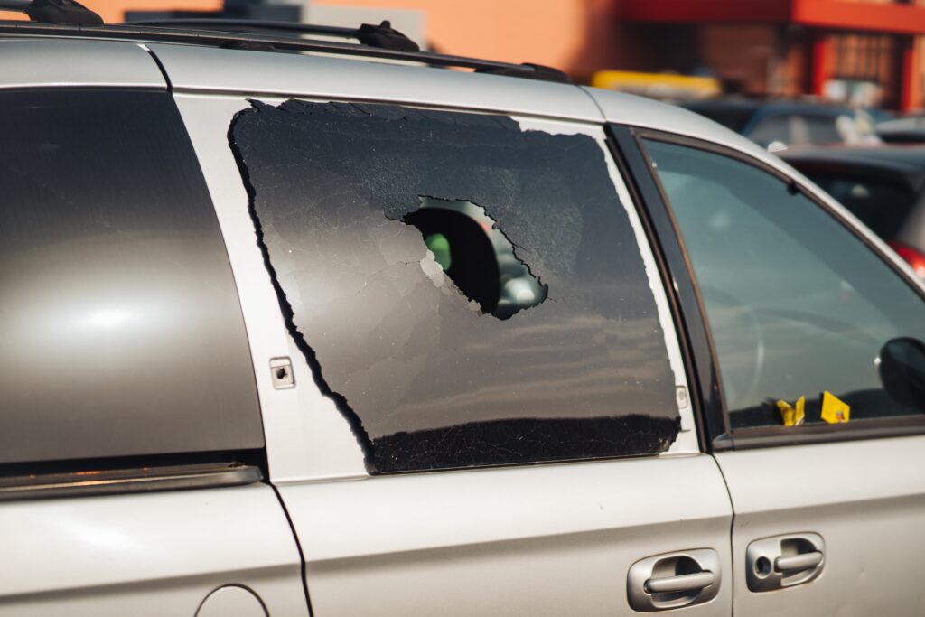 Auto vandalizado en estacionamiento