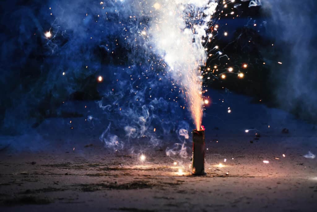 Fuegos artificiales y bengalas prohibidos en equipaje a USA